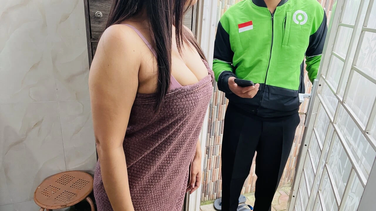 Goyangan Montok Bikin Ojol Gagal Fokus, Dada Mulus Menggoda