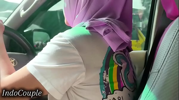 Istri Berhijab Di Jakarta Terekam Video Mesum Saat Mengemudi Dan Mengisap Kontol Pacarnya