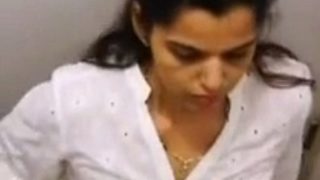 Ibu-ibu India Lagi Ganti Baju Di Ruang Ganti, Bikin Greget.