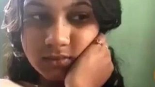 Pameran Telanjang Pacar Desi Pemalu
