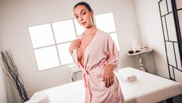 Pijat Ceko Bikin Nafsu, Sperma Muncrat Ke Payudara Seksi