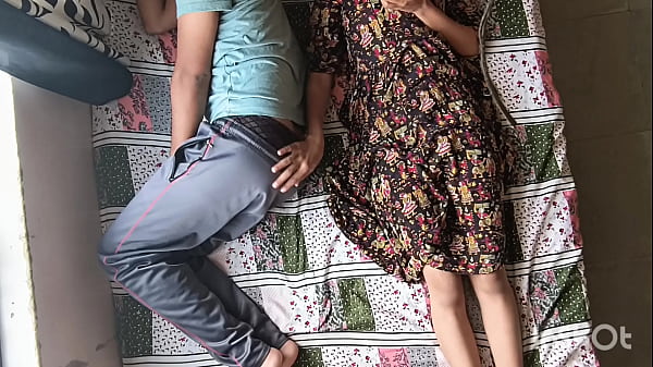 Bhabhi Genit Shivani Menggoda Devar Yang Tertidur Lalu Naiki Dia Dengan Pose Amazon Yang Panas.