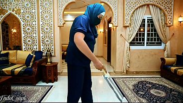Pembantu Muslimah Berhijab Disuruh Isap Kontol Majikan Dan Telan Semua Air Mani.