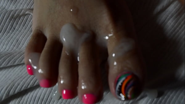 Tetes Sperma Di Kaki Seksi Istri Asia