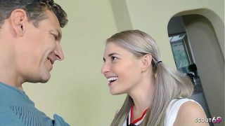 Remaja Pirang Lentur Berpayudara Kecil Cheerleader Dibujuk Ayah Tiri Untuk Hard Fuck Sebelum Dihujani Sperma Di Wajah