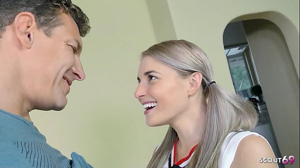 Remaja Pirang Lentur Berpayudara Kecil Cheerleader Dibujuk Ayah Tiri Untuk Hard Fuck Sebelum Dihujani Sperma Di Wajah