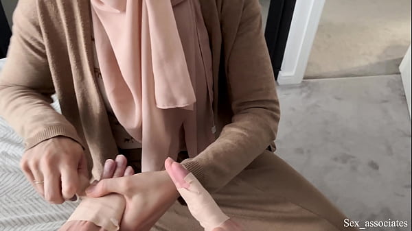 Ibu Tiri Arab Bantu Anaknya Yang Patah Tangan, Tangannya Merayap Ke Mana-mana.