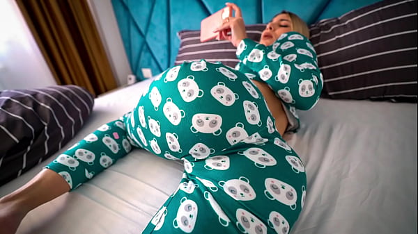 Kakak Tiri Ketahuan Nonton Film Porno, Lalu Kubantu Sampai Klimaks Dan Merengek Minta Dikasih Krim Di Dalam