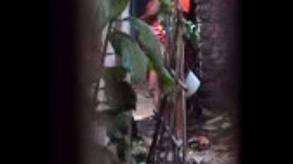 Tonton Desi Kencing Berdiri Pamer Memek Basah Kuyup