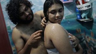 Cewek India Mandi Bareng Adik Tiri, Panas Dan Nakal