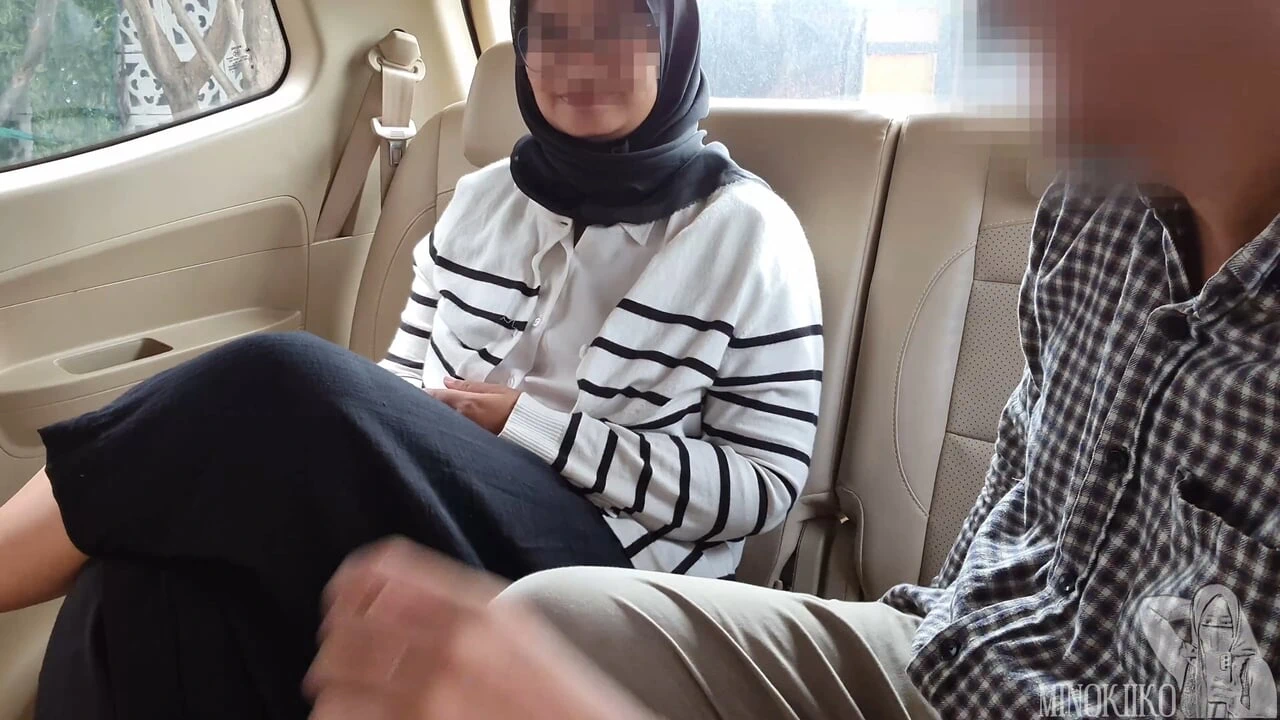 Hiding From Husband, I Ask My Hijab Step Sister Minokiiko Get Into The Car