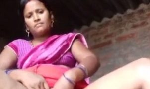 Bokep Emak-emak Desa Pamer Yoni Basah