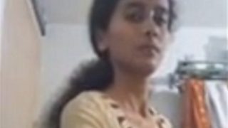 Tontonan Mandi Sendirian Si Desi Ceking Bikin Pengen Gigit Bibir