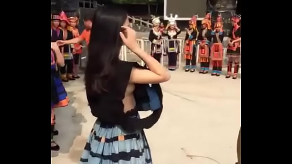 Nipslip Cewek China, Sengaja Ngintip Dari Celah.