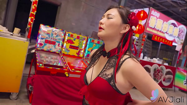 Cewek China Mio Digenjot Di Pasar Malam, Makin Malam Makin Basah.