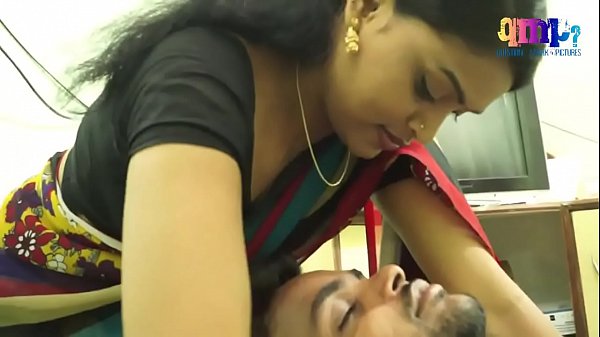 Ibu Rumah Tangga India Main Kencan Panas Sama Programmer Tampan, Main Sembunyi-sembunyi Di Kamar Kosong.