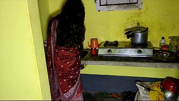 Devar Ngeliat Bhabhi Di Dapur Sendirian, Langsung Gas Pol Chutnya Digebukin.