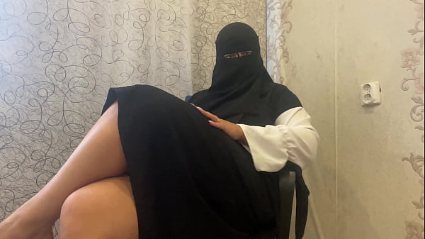 Ibu Tiri Berhijab Arab Lagi Colmek Sambil Ngeliatin