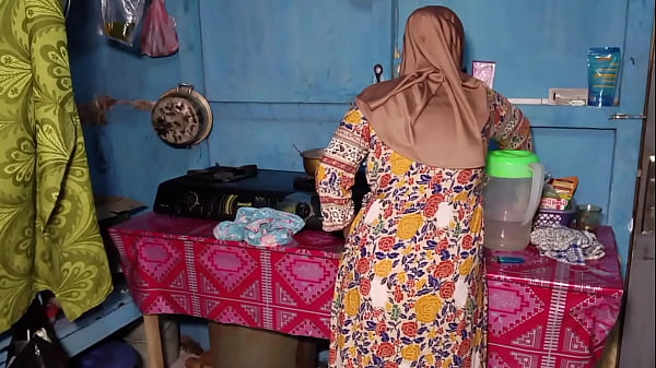 Ngentot Istri Teman Yang Lagi Sibuk Masak, Makin Nikmat Rasanya.