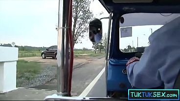 Ibu-ibu Thailand Amatir Dipanggil Dari Pinggir Jalan, Langsung Dibawa Tamasya Panas