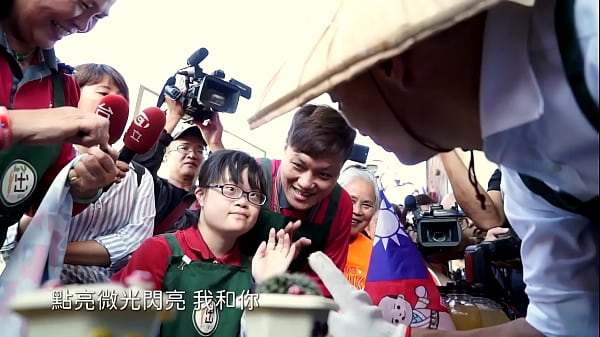 官方頻道韓國瑜《點亮微光》mv 撩人版：微光下的濕身誘惑，讓你慾火難耐！