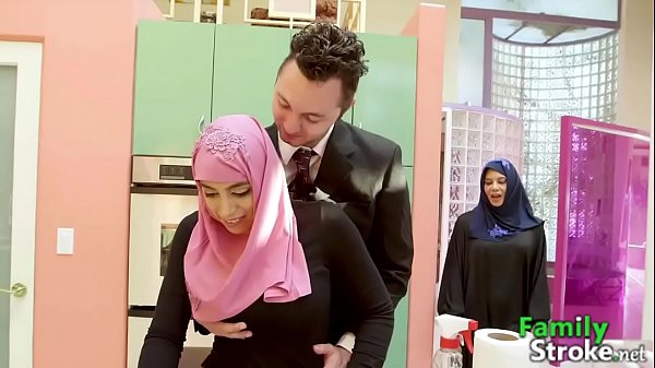 Keluarga Kena Stroke – Anak Tiri Arab Dapat Kontol Kakak Tiri