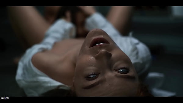 Alien Parasit Pengendali Pikiran Lagi Ngegoblokin Cewek-cewek Seksi.