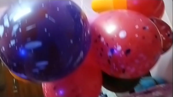 Wanita India Meletuskan Balon Dengan Cara Bikin Greget, Bikin Ngiler.