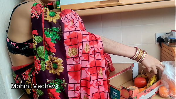 भारतीय देसी फल वाली ने सौदे में ग्राहक से जोरदार चुदाई की, हिंदी ऑडियो में सुनो