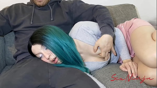 Gue Cuma Mau Rebahan Di Pangkuan Kakak Tiri Biar Bisa Tidur, Tapi Malah Bikin Badan Gue Panas.