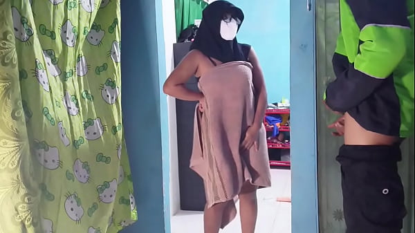 Ngemutin Ojol Ngetok Pintu Pas Lagi Mainin Kontol Sendiri, Ketauan!