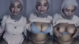 Hijab Abu-abu Yang Sengaja Ditarik Ke Belakang, Biar Toket Montoknya Kelihatan Jelas.