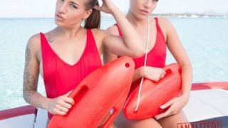 Tonton Analisis – Eveline Dellai, Silvia Dellai Si Kembar Nakal: Pantat Basah Di Pantai