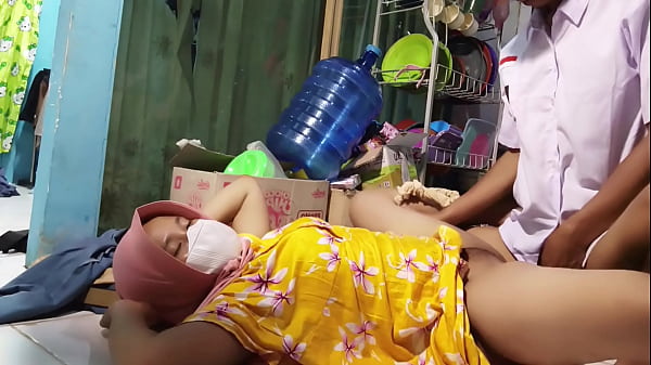 Ajak Ngentot Ibu Tiri Pas Mau Berangkat Sekolah, Makin Greget Bikin Telat.