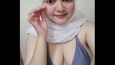 Awal-awal Nge-twirl Pake Hijab, Bikin Makin Greget.