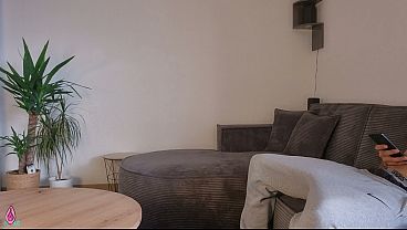 Ibu Tiri Lihat Kontol Anak Tiri Tegang Pas Lagi Bersihin, Langsung Bantu Dia Crot Di Pantat Gede Bundar.