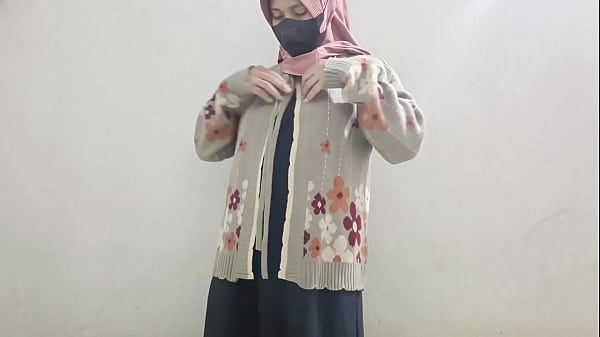 Gadis Berhijab Main Timun Di Atas Kasur.