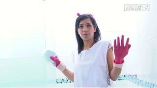Biksu Hotel Pake Sarung Tangan Karet, Bungkukin Pantat Sambil Gosok Pancuran, Bikin Makin Pengen.