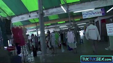 Lidahnya Ditindik, Ibu Thailand Mungil Digebuk Dua Bule.