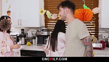 Ibu Tiri Marica Yang Seksi Langsung Belajar Tradisi Bebas Pakai Keluarga.