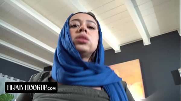 Nakal Banget, Cewek Arab Ini Nyedot Kontol Kakak Tirinya Biar Diem, Biar Rahasia Mereka Nggak Bocor Ke Orang Tua Tiri Yang Galak.