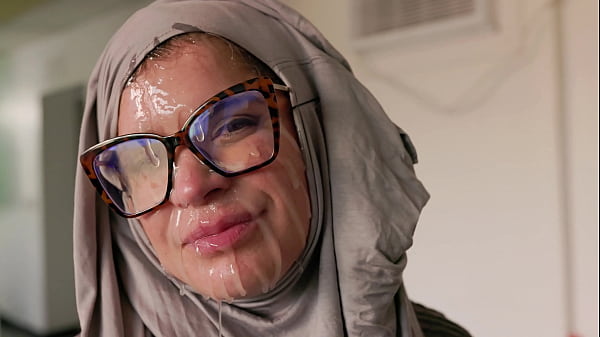 Hijab Cosplay – Ibu Bule Amerika Dimuntab Pakai Muka.
