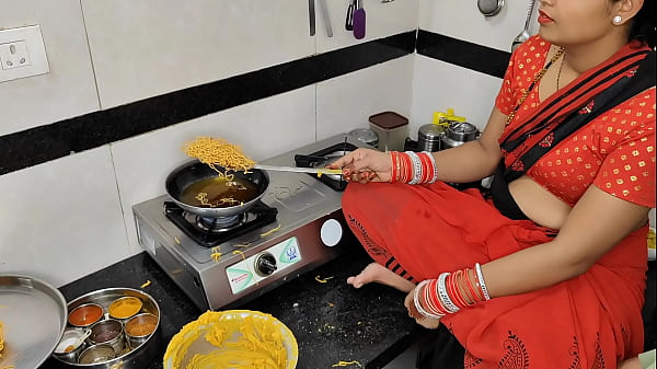 कोमल दिवाली पर नमकीन बना रही थी, तभी देवर ने भाभी को गरमा गरम ले लिया