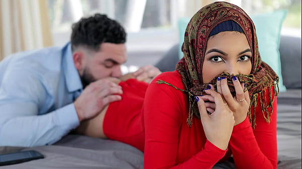 Kakak Tiri Mau Ngajarin Adik Hijabnya Hal-hal Nakal Sebelum Dia Nikah – Nikmatin Aja Dulu