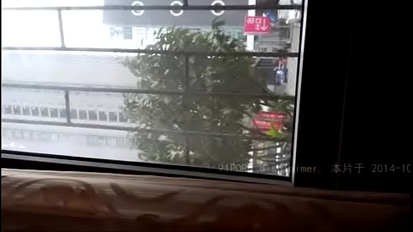 中国人浩哥在饭桌上干闺蜜的炮友,饭桌变战场