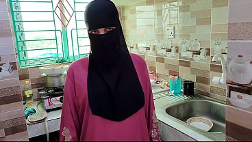 Selagi Istri Pergi, Suami Mesum Sikat Pembantu Hijab Di Rumah Kosong.