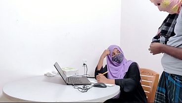 Bankir Cantik Berjilbab Digarap Kasar Petani Desa, Crot Di Dalem