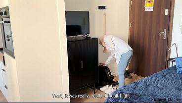 Lihat Kontol Gede Anak Tiri Gak Disunat, Mamah Arab Malu-malu Tapi Matanya Nggak Bisa Lepas Pas Sekamar.