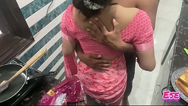 Desi Bhabhi Dapur Melenggak, Bikin Bumbu Meleleh, Sambil Digenjot Dari Belakang Pas Masak.