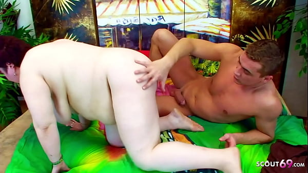 Ibu Montok Tua Digebukin Sama Anak Tiri, Ngeres Banget.